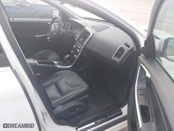 2016 Volvo XC60 T5 Platinum with VIN YV4612RM2G2788557, listed as a IAAI auction lot 41893917 with 95,257 mi miles. Bid and sale history available at carsss.com. Image 5.