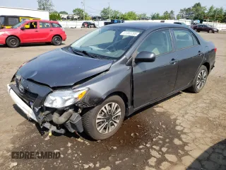2010 Toyota Corolla z VIN 2T1BU4EE1AC221395, wystawiony jako Copart lot #61663285 z przebiegiem 122 357 mil mil oraz Czysty tytuł • Clean title. Historia ofert i sprzedaży dostępna na DreamBid. Obrazek 1.