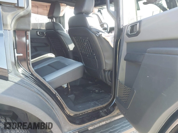 2024 Ford Bronco Big Bend z VIN 1FMDE7BH9RLB43700, wystawiony jako IAAI lot #41989406 z przebiegiem 10 101 mil mil oraz . Historia ofert i sprzedaży dostępna na DreamBid. Obrazek 8.