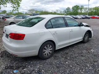 2014 Volkswagen Jetta S z VIN 3VW2K7AJ0EM367470, wystawiony jako IAAI lot #42186375 z przebiegiem 118 715 mil mil oraz . Historia ofert i sprzedaży dostępna na DreamBid. Obrazek 4.