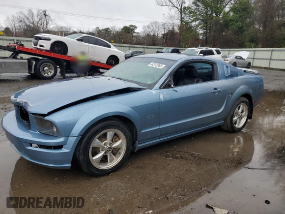 2005 Ford Mustang GT Deluxe z VIN 1ZVFT82H255237843, wystawiony jako Copart lot #44313965 z przebiegiem 128 236 mil mil oraz Szkoda całkowita • Salvage title. Historia ofert i sprzedaży dostępna na DreamBid. Obrazek 1.