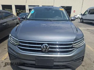 2024 Volkswagen Tiguan SE z VIN 3VV3B7AX1RM107078, wystawiony jako IAAI lot #42852792 z przebiegiem 36 642 mil mil oraz . Historia ofert i sprzedaży dostępna na DreamBid. Obrazek 14.