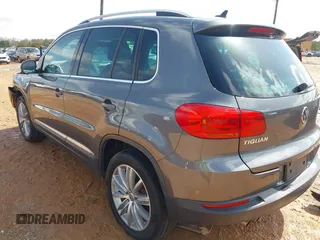 2015 Volkswagen Tiguan SE z VIN WVGBV7AXXFW503955, wystawiony jako IAAI lot #41730076 z przebiegiem 146 446 mil mil oraz . Historia ofert i sprzedaży dostępna na DreamBid. Obrazek 3.