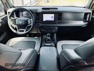 2023 Ford Bronco z VIN 1FMDE5DH1PLA85211, wystawiony jako Copart lot #56986915 z przebiegiem 33 535 mil mil oraz Szkoda całkowita • Salvage title. Historia ofert i sprzedaży dostępna na DreamBid. Obrazek 9.