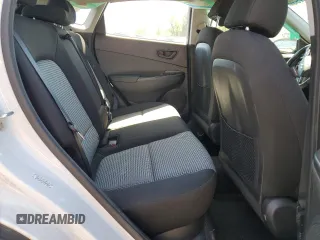 2021 Hyundai Kona SE z VIN KM8K1CAA7MU659637, wystawiony jako Copart lot #54394795 z przebiegiem 90 366 mil mil oraz Szkody całkowita. Historia ofert i sprzedaży dostępna na DreamBid. Obrazek 10.