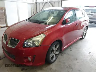 2009 Pontiac Vibe GT z VIN 5Y2SR670X9Z477258, wystawiony jako IAAI lot #42247743 z przebiegiem 213 002 mil mil oraz . Historia ofert i sprzedaży dostępna na DreamBid. Obrazek 2.