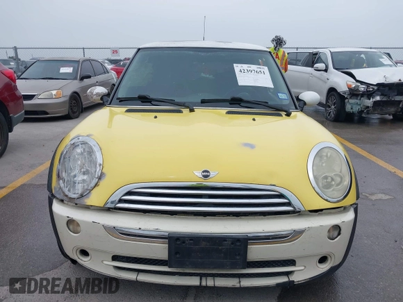 2005 MINI Hardtop with VIN WMWRC33505TK62367, listed as a IAAI auction lot 42397651 with Not provided miles and . Bid and sale history available at DreamBid. Image 12.