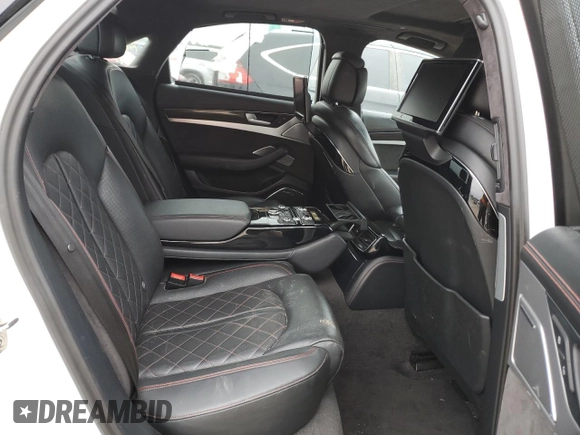 2017 Audi S8 z VIN WUAJ5AFD8HN901401, wystawiony jako Copart lot #77734973 z przebiegiem 133 780 mil mil oraz . Historia ofert i sprzedaży dostępna na DreamBid. Obrazek 10.