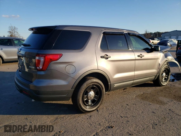 2018 Ford Police Interceptor Utility z VIN 1FM5K8AT7JGA57808, wystawiony jako Copart lot #82631264 z przebiegiem 123 019 mil mil oraz Szkoda całkowita • Salvage title. Historia ofert i sprzedaży dostępna na DreamBid. Obrazek 3.