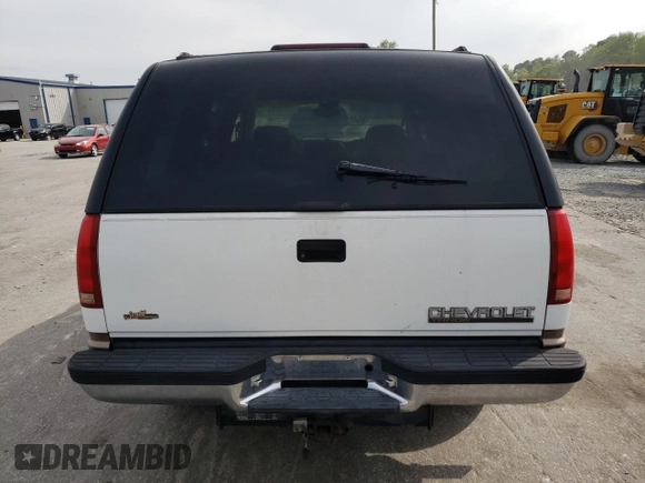 1998 Chevrolet Tahoe z VIN 1GNEK13R7WJ348565, wystawiony jako Copart lot #53375725 z przebiegiem 176 919 mil mil oraz Szkoda całkowita • Salvage title. Historia ofert i sprzedaży dostępna na DreamBid. Obrazek 6.