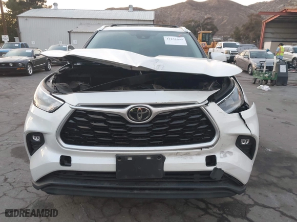 2020 Toyota Highlander XLE with VIN 5TDHZRAH8LS510065, listed as a IAAI auction lot 41252009 with 34,895 mi miles. Bid and sale history available at carsss.com. Image 12.