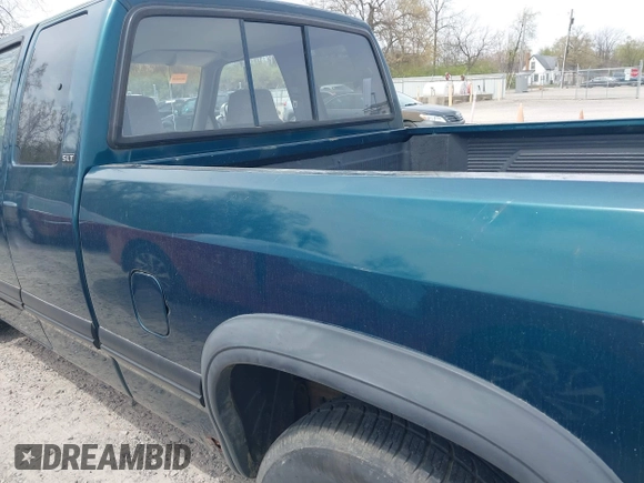 1996 Dodge Dakota z VIN 1B7GL23X2TS583075, wystawiony jako IAAI lot #42049233 z przebiegiem 144 020 mil mil oraz . Historia ofert i sprzedaży dostępna na DreamBid. Obrazek 6.