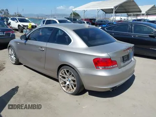 2011 BMW 1 Series 128i z VIN WBAUP9C51BVL90800, wystawiony jako IAAI lot #42278234 z przebiegiem 187 138 mil mil oraz . Historia ofert i sprzedaży dostępna na DreamBid. Obrazek 3.