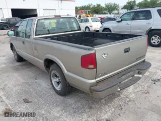 1999 Chevrolet S-10 LS with VIN 1GCCS19XXX8175512, listed as a IAAI auction lot 42101977 with 130,885 mi miles. Bid and sale history available at carsss.com. Image 3.
