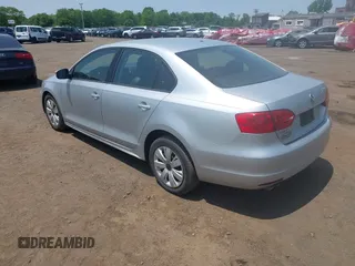 2012 Volkswagen Jetta SE z VIN 3VWDP7AJ5CM309927, wystawiony jako IAAI lot #42414951 z przebiegiem 128 109 mil mil oraz . Historia ofert i sprzedaży dostępna na DreamBid. Obrazek 3.