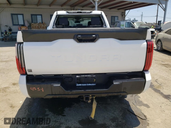 2022 Toyota Tundra SR z VIN 5TFKB5AA3NX013623, wystawiony jako Copart lot #56168634 z przebiegiem 3 038 mil mil oraz Szkoda całkowita • Salvage title. Historia ofert i sprzedaży dostępna na DreamBid. Obrazek 6.
