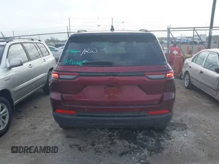 2025 Jeep Grand Cherokee Laredo z VIN 1C4RJHAG5S8657198, wystawiony jako IAAI lot #42146067 z przebiegiem 5186 mil mil oraz . Historia ofert i sprzedaży dostępna na DreamBid. Obrazek 16.