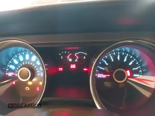 2014 Ford Mustang V6 z VIN 1ZVBP8AM3E5318738, wystawiony jako IAAI lot #42860321 z przebiegiem Nie podano mil oraz . Historia ofert i sprzedaży dostępna na DreamBid. Obrazek 7.
