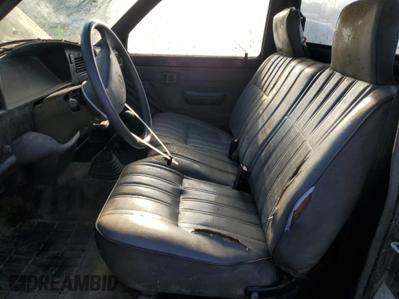 1993 Toyota Pickup z VIN 4TARN81A6PZ114634, wystawiony jako Copart lot #53115865 z przebiegiem 161 536 mil mil oraz Szkoda całkowita • Salvage title. Historia ofert i sprzedaży dostępna na DreamBid. Obrazek 7.