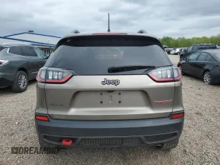 2021 Jeep Cherokee Trailhawk z VIN 1C4PJMBXXMD110534, wystawiony jako Copart lot #56333785 z przebiegiem 53 310 mil mil oraz Szkoda całkowita • Salvage title. Historia ofert i sprzedaży dostępna na DreamBid. Obrazek 6.