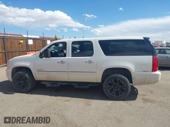 2011 GMC Yukon XL Denali with VIN 1GKS2MEF0BR182132, listed as a IAAI auction lot 41690259 with 204,365 mi miles. Bid and sale history available at carsss.com. Image 14.