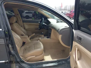 2005 Volkswagen Passat GLS z VIN WVWCE63B15E131558, wystawiony jako IAAI lot #42069590 z przebiegiem 241 886 mil mil oraz . Historia ofert i sprzedaży dostępna na DreamBid. Obrazek 5.