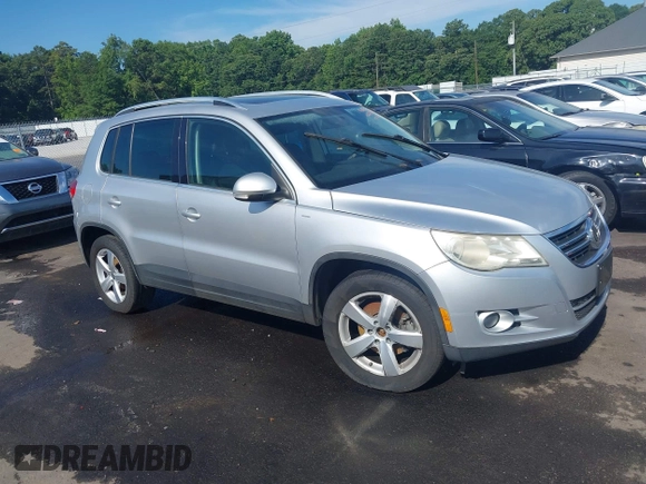 2010 Volkswagen Tiguan S z VIN WVGAV7AX5AW001651, wystawiony jako IAAI lot #42665765 z przebiegiem Nie podano mil oraz . Historia ofert i sprzedaży dostępna na DreamBid. Obrazek 1.