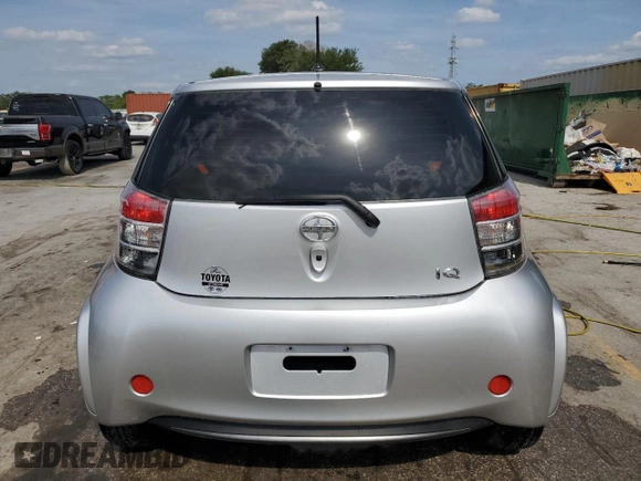 2013 Scion iQ z VIN JTNJJXB08DJ023545, wystawiony jako Copart lot #53999025 z przebiegiem 149 895 mil mil oraz Szkoda całkowita • Salvage title. Historia ofert i sprzedaży dostępna na DreamBid. Obrazek 6.