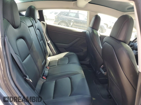 2019 Tesla Model 3 Mid Range z VIN 5YJ3E1EA7KF397524, wystawiony jako Copart lot #52696585 z przebiegiem 82 995 mil mil oraz Szkoda całkowita • Salvage title. Historia ofert i sprzedaży dostępna na DreamBid. Obrazek 10.