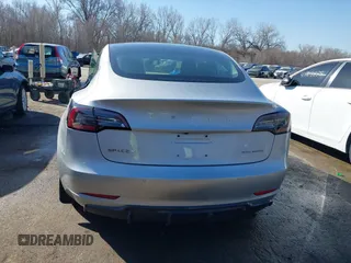2018 Tesla Model 3 Long Range Battery z VIN 5YJ3E1EB3JF117007, wystawiony jako IAAI lot #41753572 z przebiegiem 82 444 mil mil oraz . Historia ofert i sprzedaży dostępna na DreamBid. Obrazek 16.