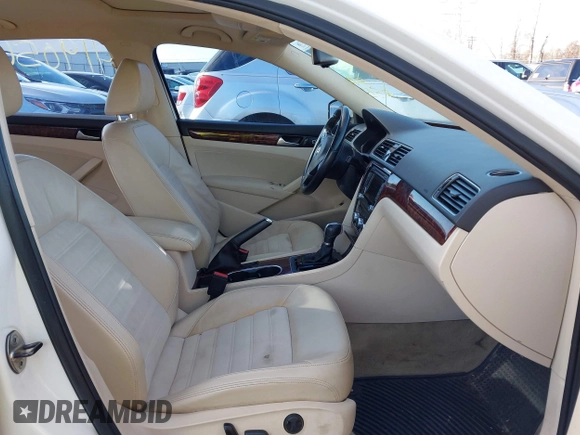 2013 Volkswagen Passat SEL Premium z VIN 1VWCP7A33DC071818, wystawiony jako IAAI lot #41905651 z przebiegiem 172 911 mil mil oraz . Historia ofert i sprzedaży dostępna na DreamBid. Obrazek 5.