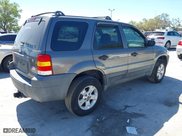2005 Ford Escape XLT with VIN 1FMYU03175KD53760, listed as a IAAI auction lot 41755984 with 158,704 mi miles. Bid and sale history available at carsss.com. Image 4.