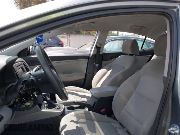 2018 Hyundai Elantra SE z VIN KMHD74LF9JU611364, wystawiony jako IAAI lot #42034415 z przebiegiem 81 450 mil mil oraz . Historia ofert i sprzedaży dostępna na DreamBid. Obrazek 21.