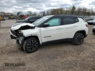 2020 Jeep Compass Trailhawk z VIN 3C4NJDDB2LT142136, wystawiony jako Copart lot #53182055 z przebiegiem Nie podano mil oraz Szkoda całkowita • Salvage title. Historia ofert i sprzedaży dostępna na DreamBid. Obrazek 1.