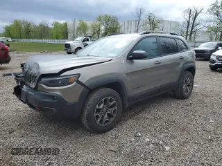 2021 Jeep Cherokee Trailhawk z VIN 1C4PJMBXXMD110534, wystawiony jako Copart lot #56333785 z przebiegiem 53 310 mil mil oraz Szkoda całkowita • Salvage title. Historia ofert i sprzedaży dostępna na DreamBid. Obrazek 1.