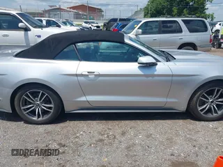 2017 Ford Mustang EcoBoost Premium z VIN 1FATP8UH6H5279739, wystawiony jako IAAI lot #42647755 z przebiegiem 91 724 mil mil oraz . Historia ofert i sprzedaży dostępna na DreamBid. Obrazek 13.