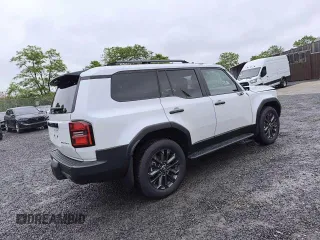 2025 Toyota Land Cruiser 1958 Edition z VIN JTEABFAJ2S5012452, wystawiony jako Copart lot #54373995 z przebiegiem 1110 mil mil oraz Szkody całkowita. Historia ofert i sprzedaży dostępna na DreamBid. Obrazek 4.
