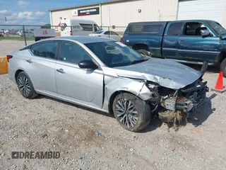 2024 Nissan Altima SV z VIN 1N4BL4DV8RN362953, wystawiony jako IAAI lot #42451627 z przebiegiem 54 500 mil mil oraz . Historia ofert i sprzedaży dostępna na DreamBid. Obrazek 1.