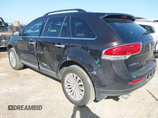 2013 Lincoln MKX z VIN 2LMDJ6JK8DBL28997, wystawiony jako IAAI lot #42061816 z przebiegiem 67 337 mil mil oraz . Historia ofert i sprzedaży dostępna na DreamBid. Obrazek 3.
