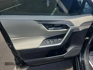 2022 Toyota RAV4 Hybrid XLE Premium z VIN 4T3B6RFVXNU071885, wystawiony jako IAAI lot #42730174 z przebiegiem 53 502 mil mil oraz . Historia ofert i sprzedaży dostępna na DreamBid. Obrazek 17.