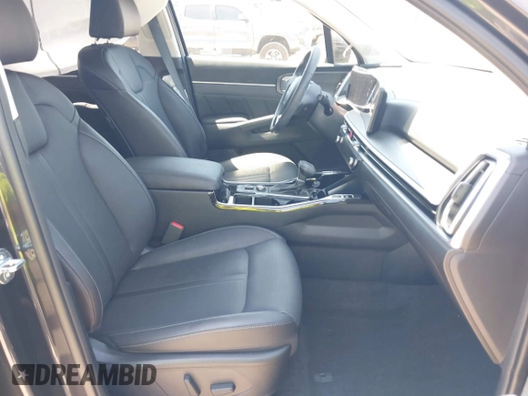 2025 Kia Sorento X-Line SX Prestige z VIN 5XYRKDJF5SG333500, wystawiony jako IAAI lot #42284751 z przebiegiem 8 733 mil mil oraz . Historia ofert i sprzedaży dostępna na DreamBid. Obrazek 5.