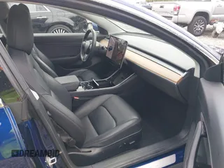 2018 Tesla Model 3 Long Range Battery z VIN 5YJ3E1EBXJF092025, wystawiony jako IAAI lot #42268369 z przebiegiem 132 687 mil mil oraz . Historia ofert i sprzedaży dostępna na DreamBid. Obrazek 5.