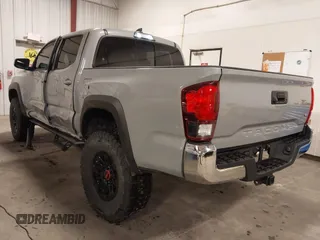 2019 Toyota Tacoma SR z VIN 3TMCZ5AN1KM232360, wystawiony jako IAAI lot #42006355 z przebiegiem 133 909 mil mil oraz . Historia ofert i sprzedaży dostępna na DreamBid. Obrazek 3.