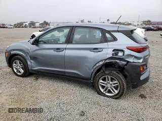 2021 Hyundai Kona SE z VIN KM8K12AAXMU610006, wystawiony jako Copart lot #50434295 z przebiegiem 43 853 mil mil oraz Szkoda całkowita • Salvage title. Historia ofert i sprzedaży dostępna na DreamBid. Obrazek 2.
