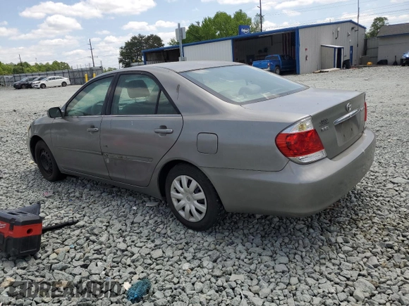 2005 Toyota Camry STD z VIN 4T1BE32K25U594905, wystawiony jako Copart lot #55049485 z przebiegiem 248 289 mil mil oraz Czysty tytuł • Clean title. Historia ofert i sprzedaży dostępna na DreamBid. Obrazek 2.