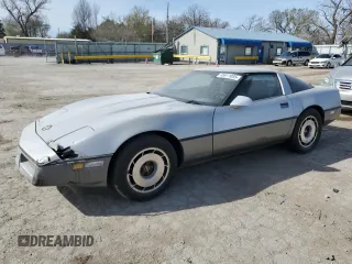 1984 Chevrolet Corvette z VIN 1G1AY0785E5129766, wystawiony jako Copart lot #49611035 z przebiegiem 72 755 mil mil oraz Szkody całkowita. Historia ofert i sprzedaży dostępna na DreamBid. Obrazek 1.