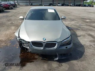 2008 BMW 3 Series 335i z VIN WBAWL73588PX53776, wystawiony jako IAAI lot #42653626 z przebiegiem 128 482 mil mil oraz . Historia ofert i sprzedaży dostępna na DreamBid. Obrazek 6.