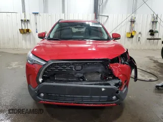 2023 Toyota Corolla Cross XLE z VIN 7MUDAABG8PV066758, wystawiony jako Copart lot #54762895 z przebiegiem 26 152 mil mil oraz Szkoda całkowita • Salvage title. Historia ofert i sprzedaży dostępna na DreamBid. Obrazek 5.