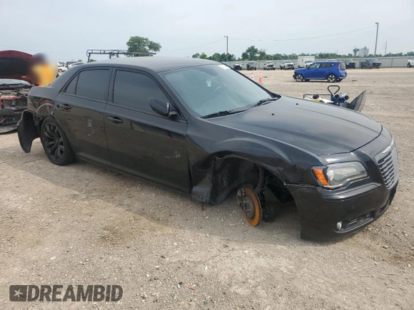 2014 Chrysler 300 S z VIN 2C3CCABG7EH272797, wystawiony jako Copart lot #54774145 z przebiegiem 139 587 mil mil oraz Szkoda całkowita • Salvage title. Historia ofert i sprzedaży dostępna na DreamBid. Obrazek 4.