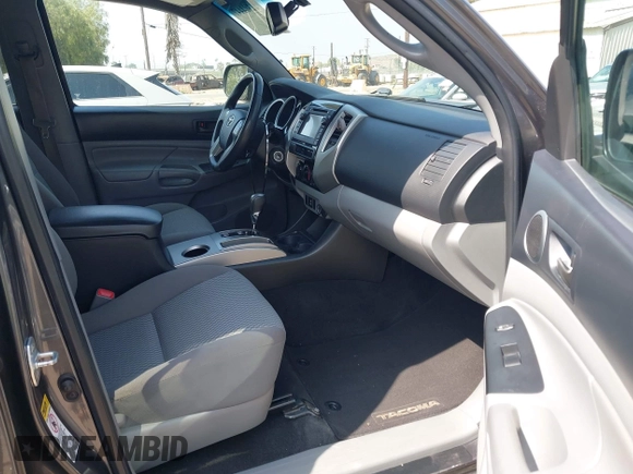 2013 Toyota Tacoma PreRunner z VIN 5TFJX4GN2DX018800, wystawiony jako IAAI lot #42304447 z przebiegiem 188 409 mil mil oraz . Historia ofert i sprzedaży dostępna na DreamBid. Obrazek 5.